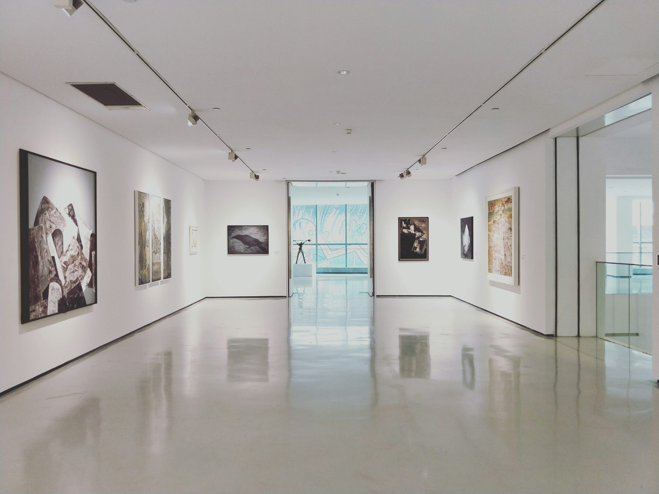 Commercial resin flooring allowing the art on the walls to stand out in a museum.