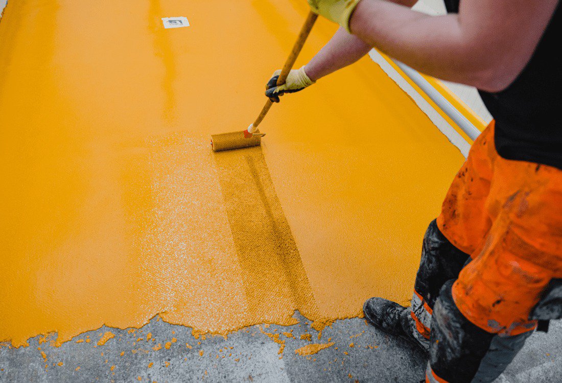 Worker applying polyurethane screed to the floor for beneficial impacts